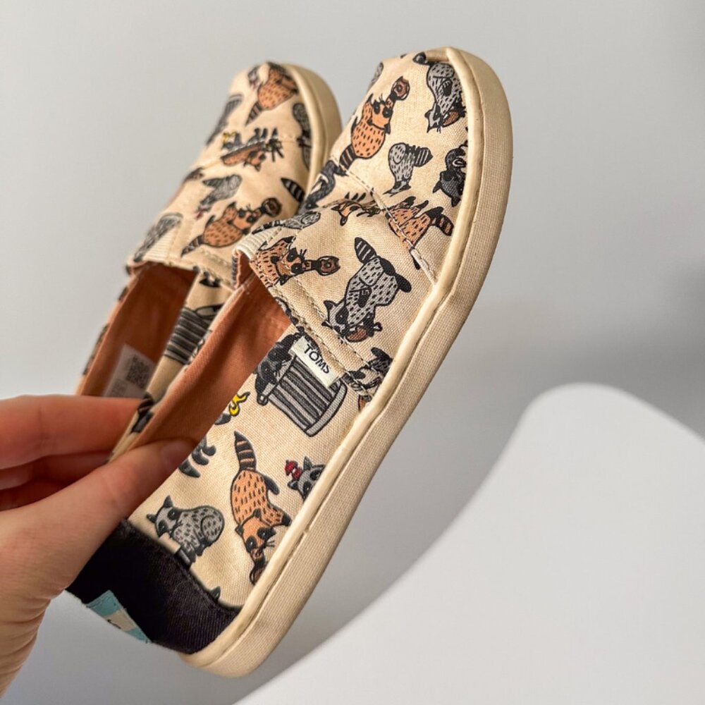 Toms Limited Edition Alpargata Raccoon Print Shoes- Size Youth 12 - NWOT - Picture 3 of 10
